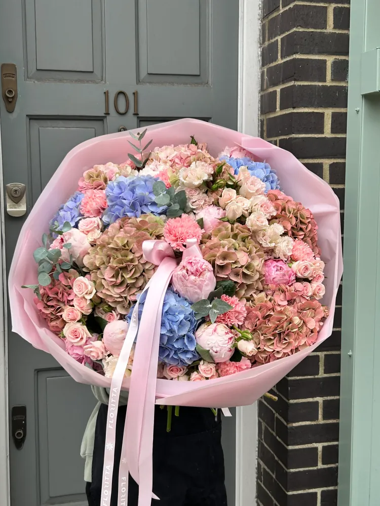 Luxe bouquet of roses, peonies and hydrangeas in pink wrap — Floritta