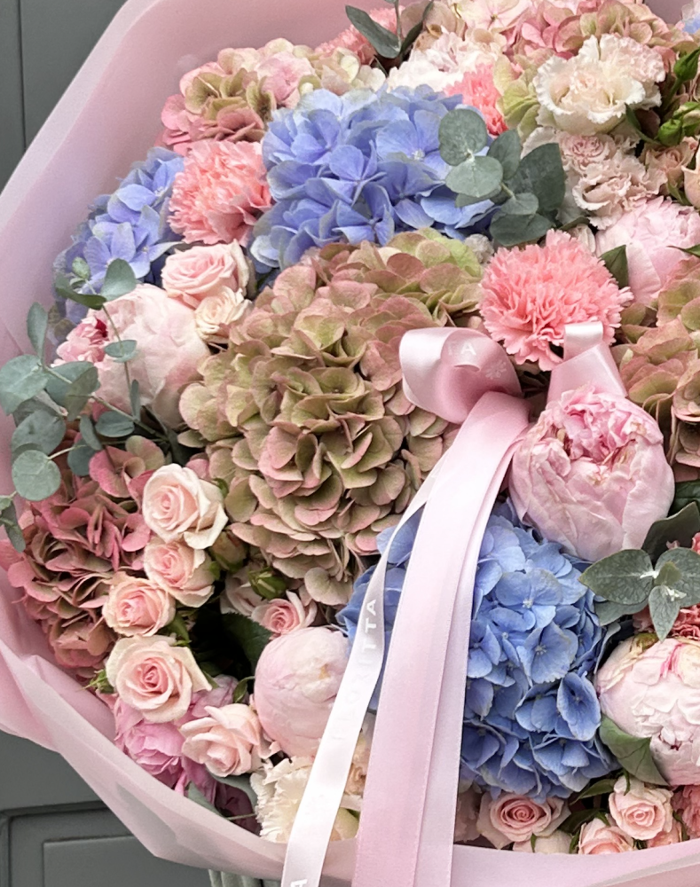The fall romance grande bouquet (hydrangeas & peony spray roses)