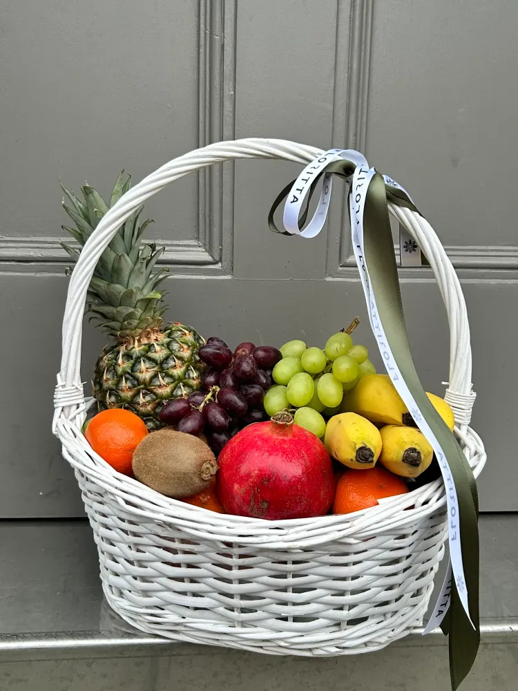 Luxury fruit hamper with pineapple, grapes, pomegranate and citrus — Floritta