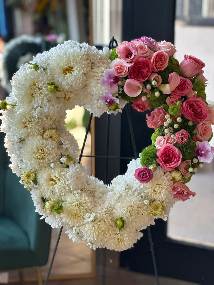 Cream chrysanthemum and pink rose wreath with orchids — Floritta
