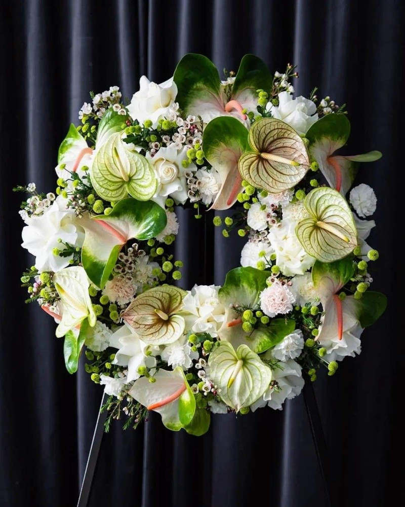 Luxury funeral wreath with white roses, anthuriums and lime skimmia — Floritta