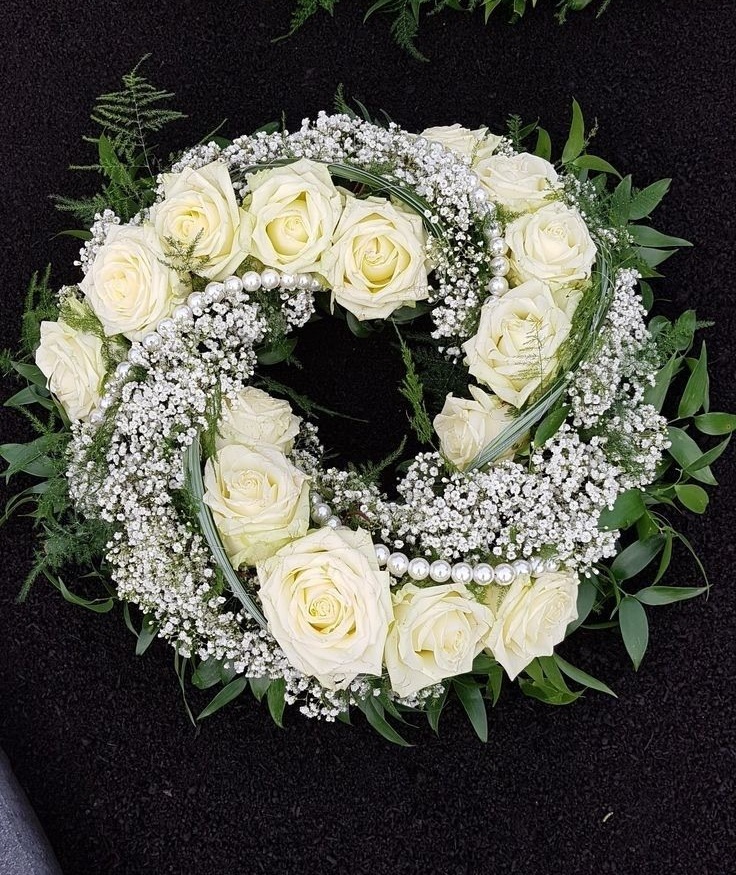 Cream rose and baby's breath wreath with eucalyptus — Floritta