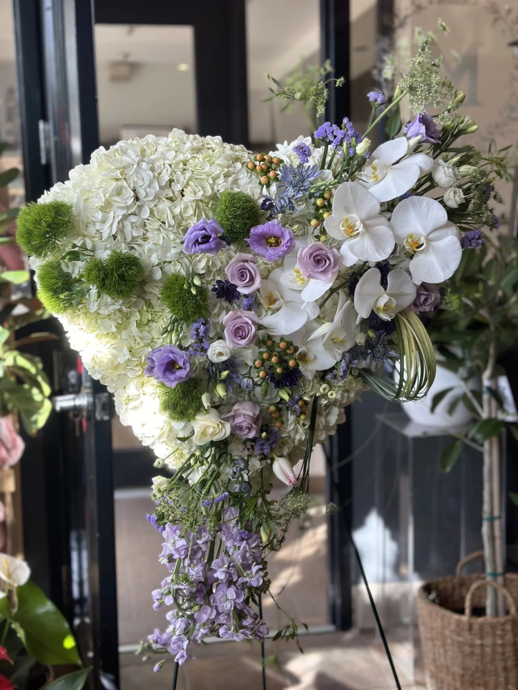Cascading bridal bouquet of white hydrangea, orchid and roses with lilac lisianthus — Floritta
