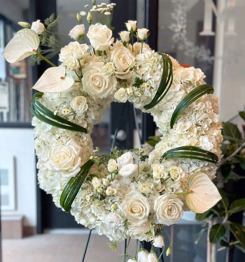 Cream rose and hydrangea wreath with anthurium and greenery — Floritta
