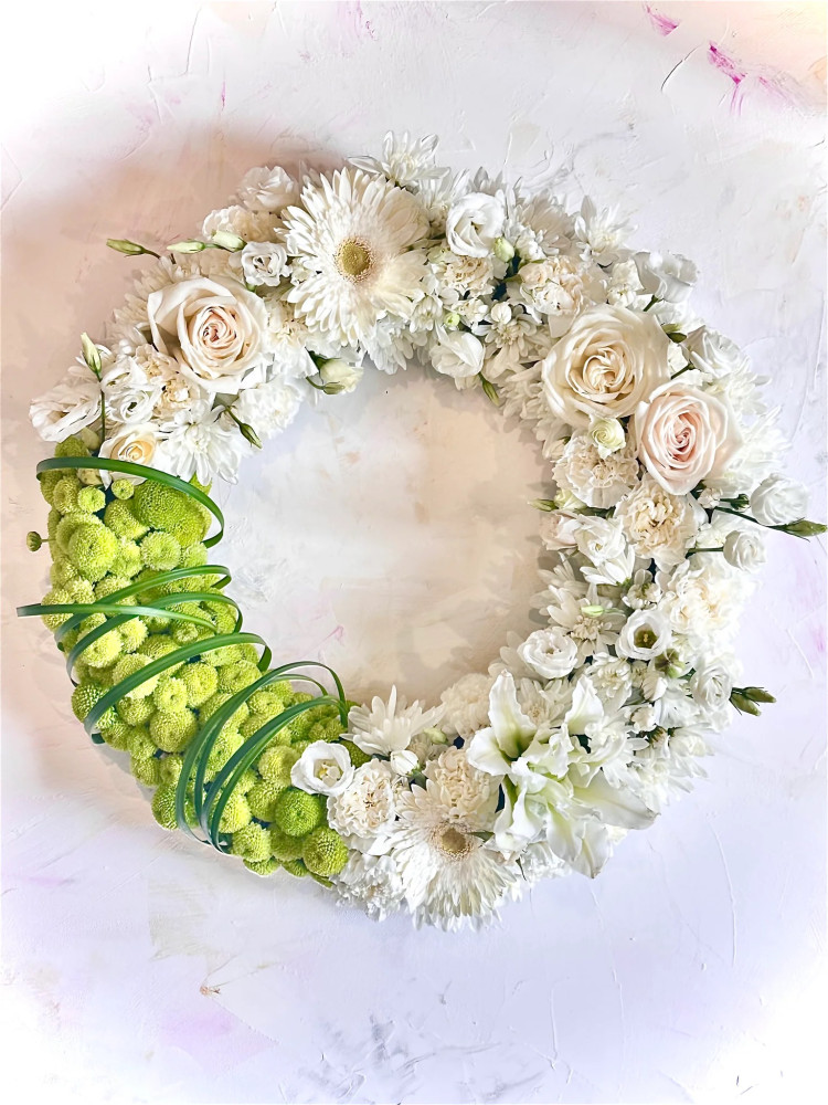 Cream roses and white gerberas wreath with lime skimmia — Floritta
