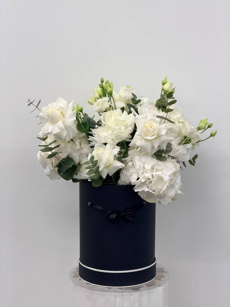 Luxe white hydrangea, roses and carnations arrangement in black hatbox — Floritta