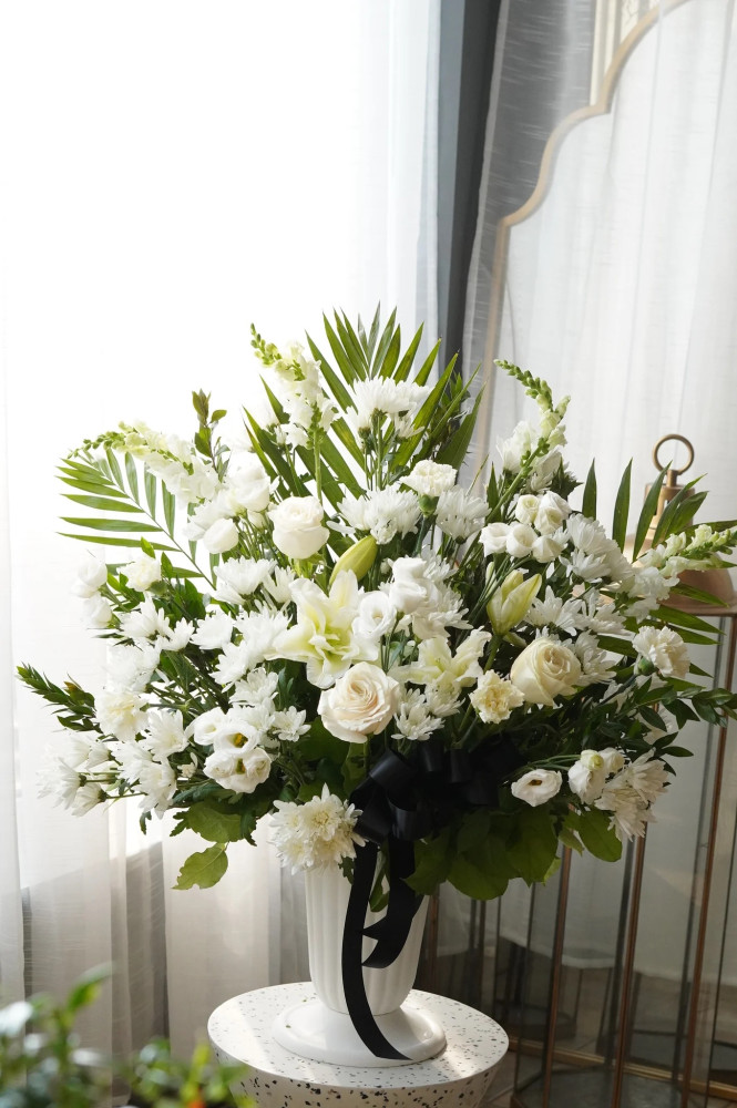 Luxe white rose and orchid arrangement with palm fronds in ceramic jug — Floritta