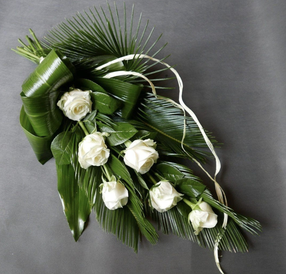 Cream roses with tropical palm fronds and eucalyptus in modern style — Floritta