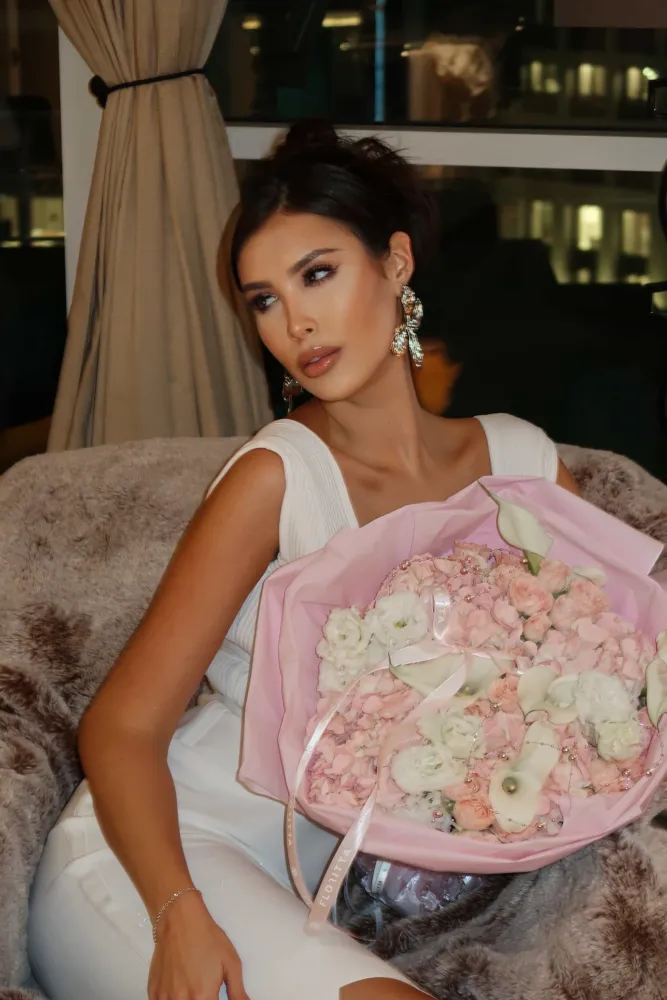 Romantic pink and white floral arrangement in luxury hatbox — Floritta