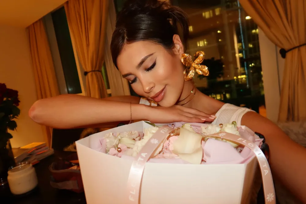 Elegant blush carnation and rose hatbox bouquet with silk bow — Floritta