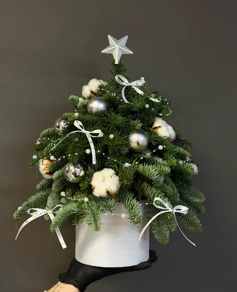 Festive Christmas tree topiary with cotton, baubles and star — Floritta