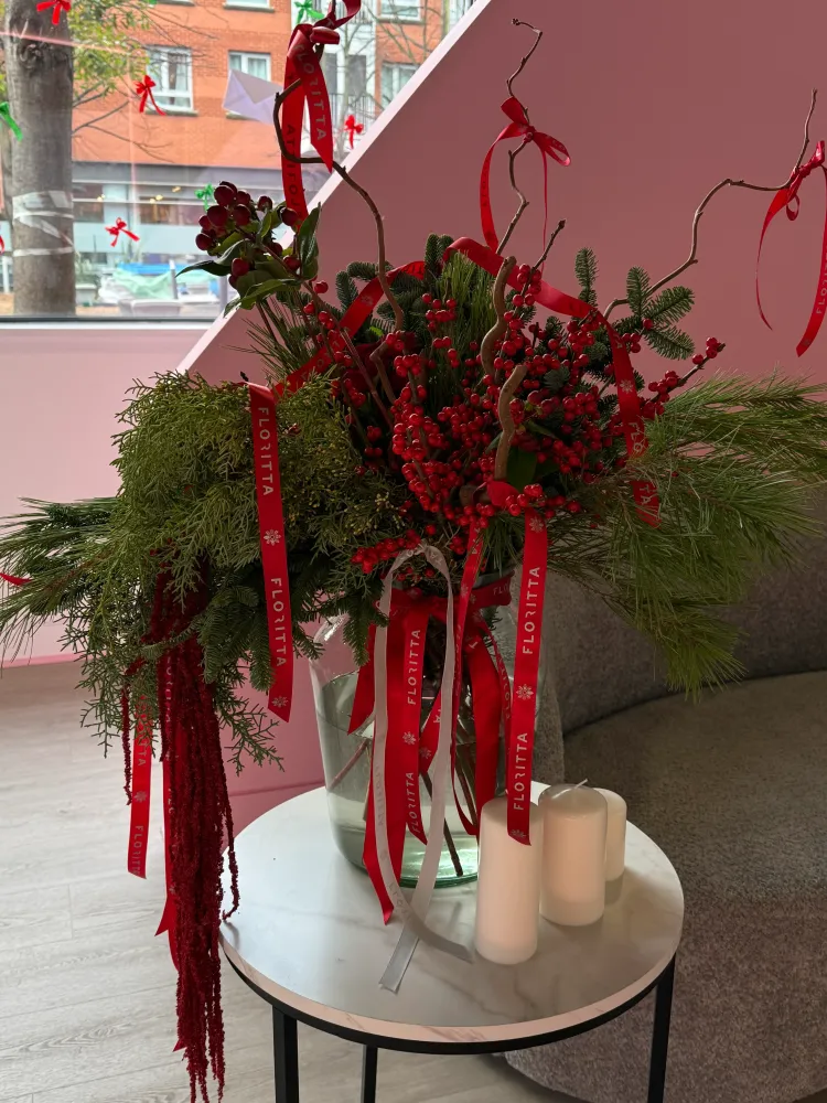 Red skimmia and hypericum with feathery greenery, red ribbons and curved branches — Floritta