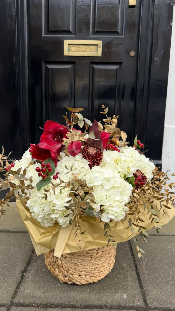 Full-bodied hydrangea and amaryllis bouquet in natural woven container — Floritta