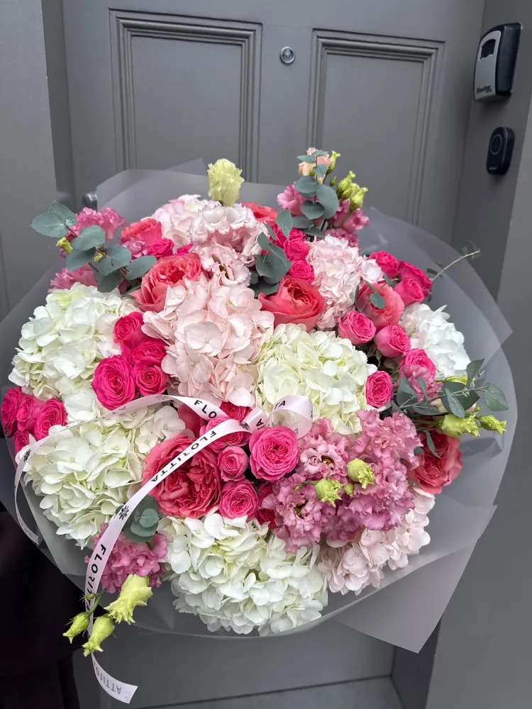 Luxurious pink and cream hydrangea rose bouquet with eucalyptus — Floritta