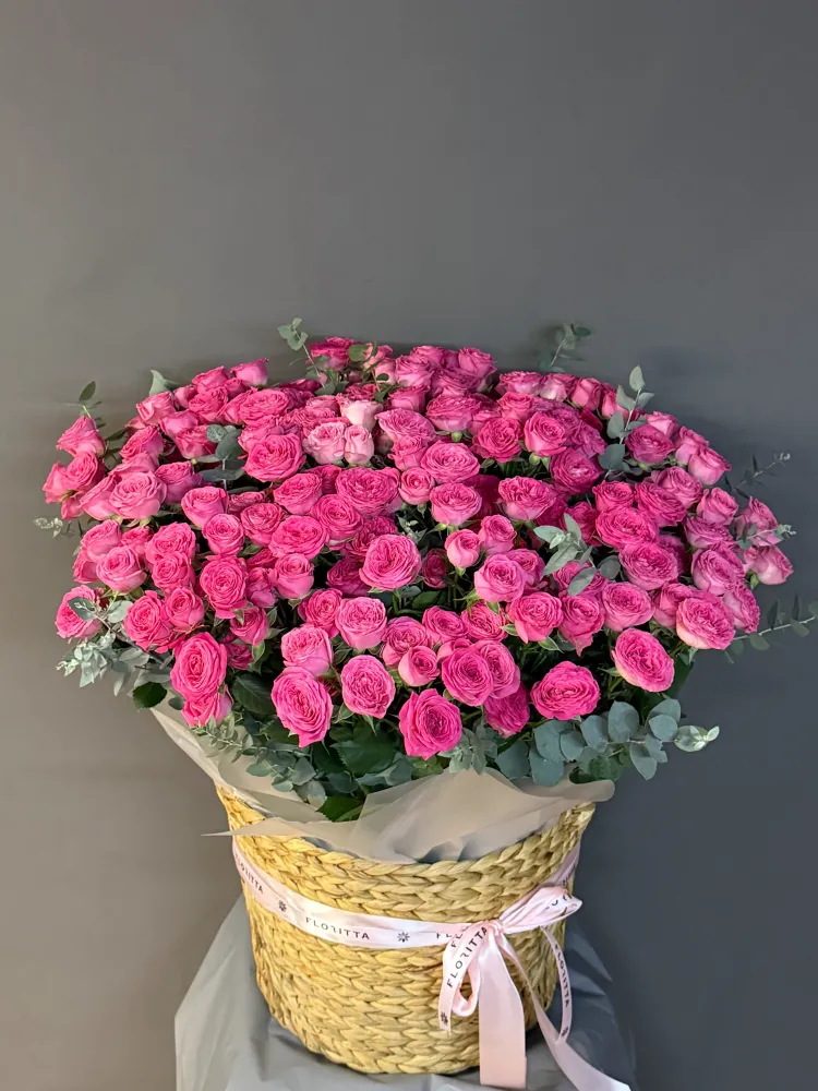 Luxurious dome of hot pink garden roses and eucalyptus in woven basket — Floritta