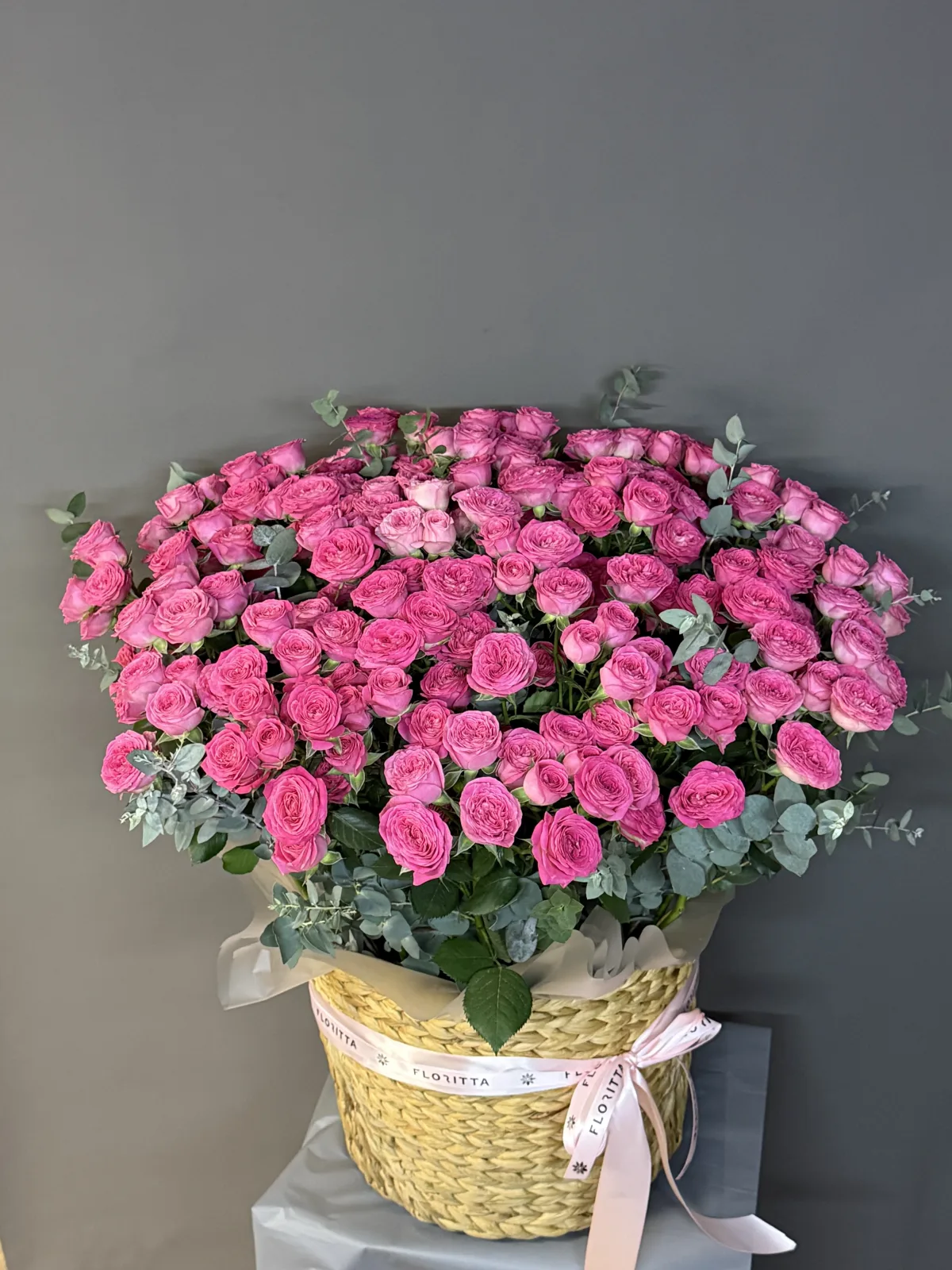 Garden rose grandeur basket