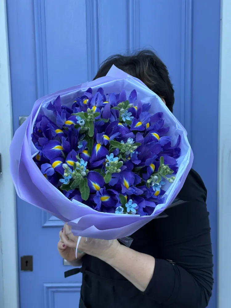 Luxe purple iris and forget-me-nots bouquet with lavender wrap — Floritta