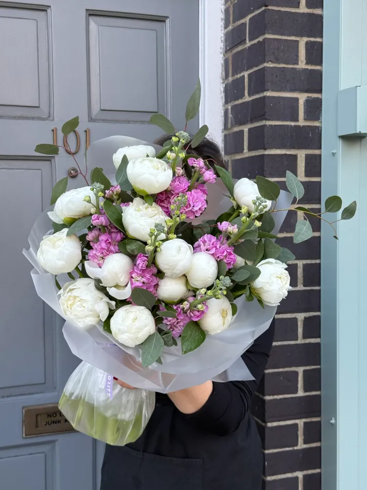 Luxe white peonies with magenta carnations and eucalyptus — Floritta
