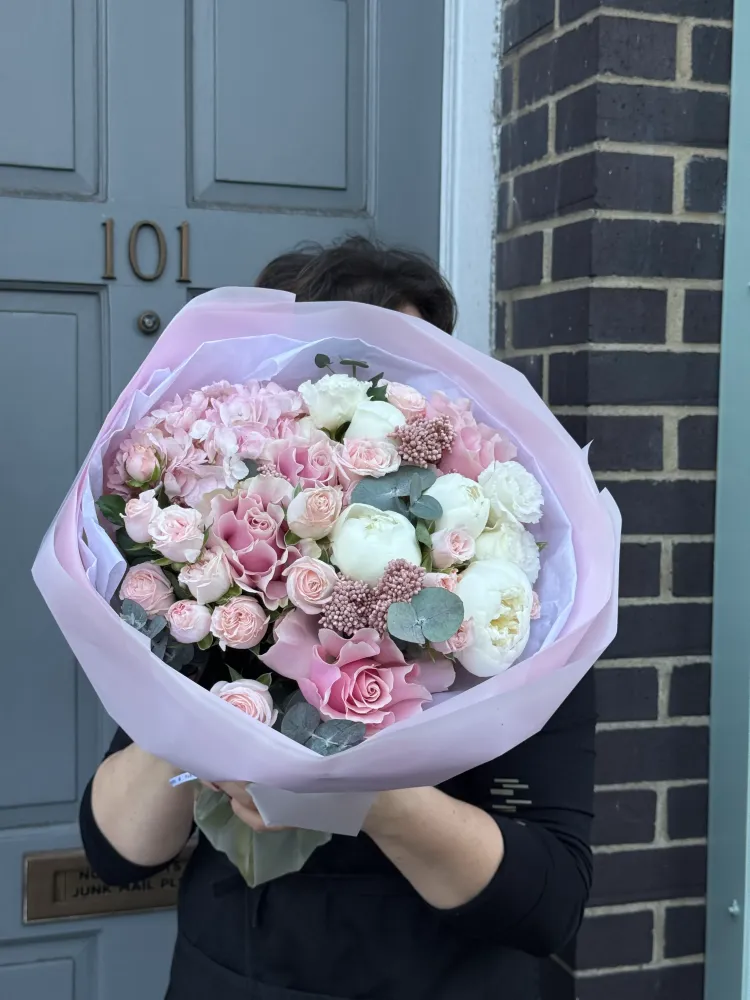 Blush roses, white peonies and skimmia bouquet in lavender wrap — Floritta