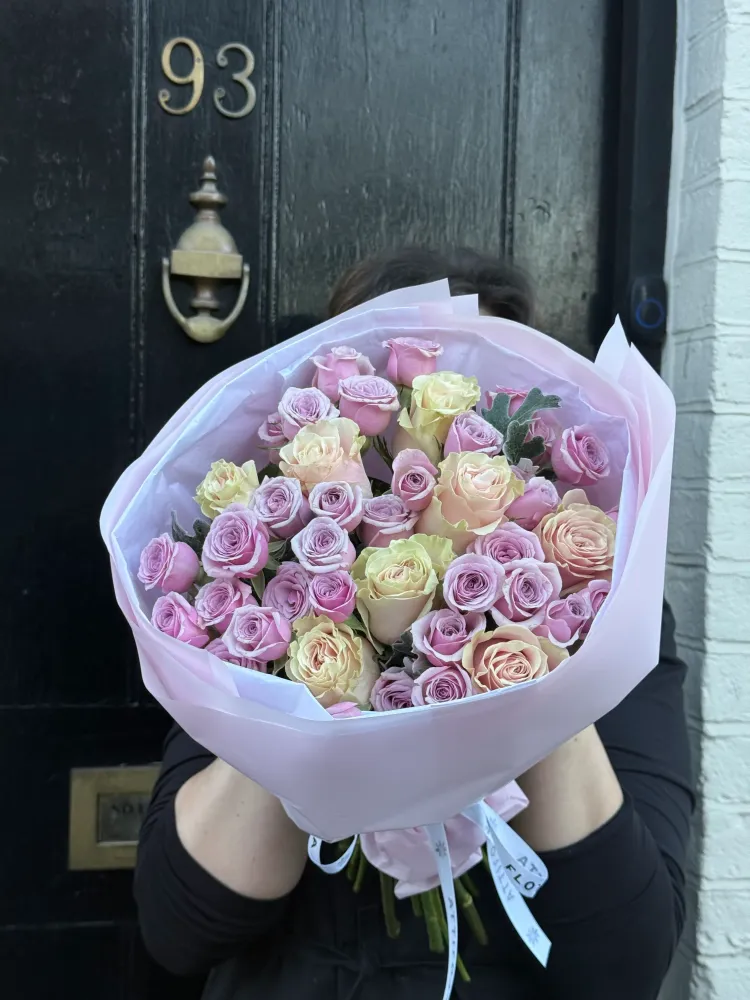 Luxe mixed rose bouquet in mauve, cream and blush tones — Floritta