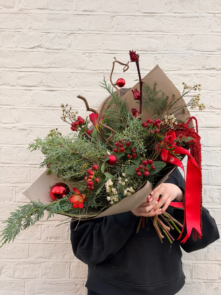 Festive wrapped bouquet with red skimmia, hypericum and lush greenery — Floritta