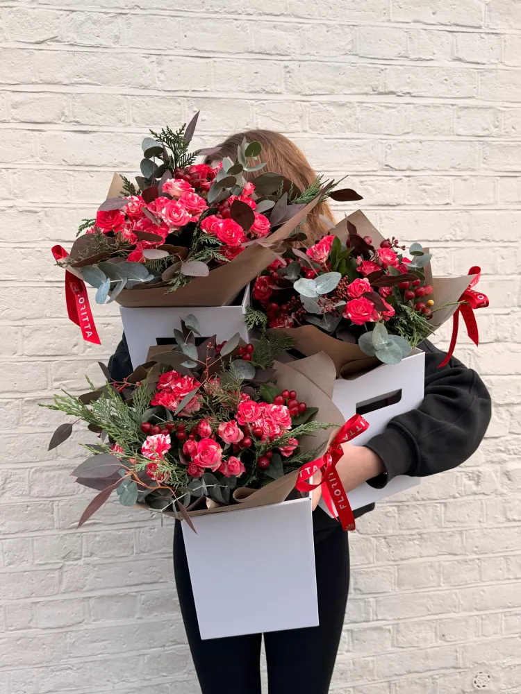 Luxury tiered hatbox with hot pink and red roses, eucalyptus — Floritta
