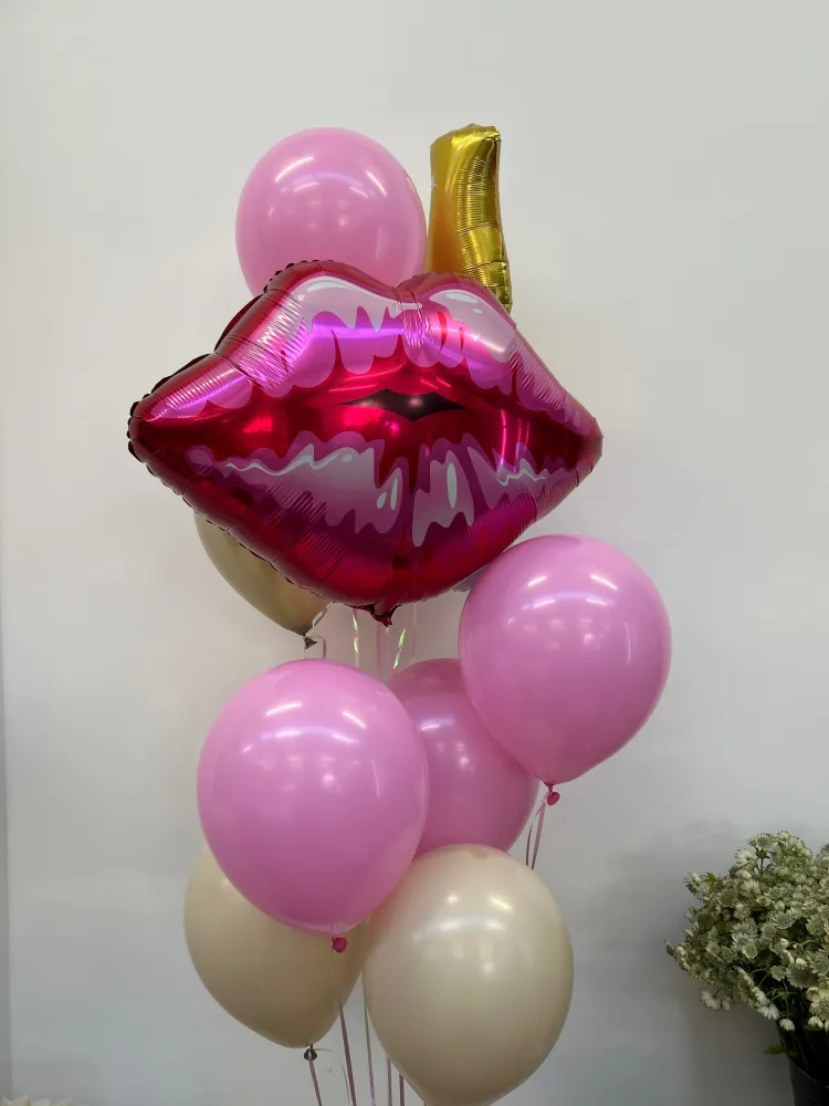 Pink and red kiss foil balloon bunch with gypsophila — Floritta