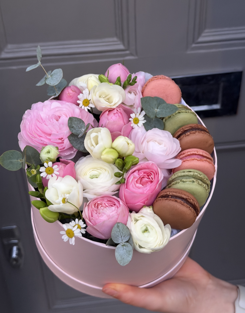 Luxury flower box with pink and white garden roses, ranunculus and macarons — Floritta