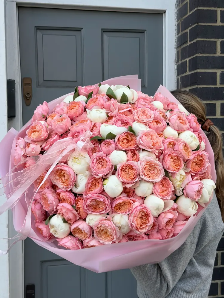 Luxe bouquet of pink garden roses and white peonies with eucalyptus — Floritta