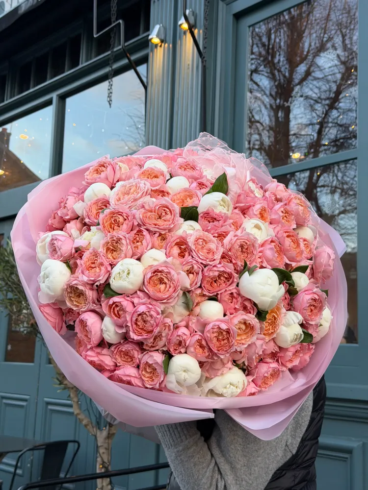 Full luxury bouquet of garden roses, peonies and foliage in pink wrap — Floritta