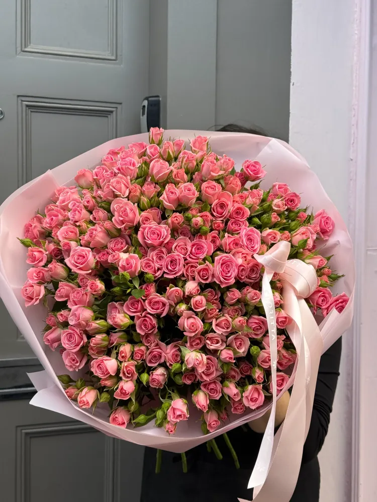 Luxury bouquet of full pink roses with eucalyptus in paper wrap — Floritta