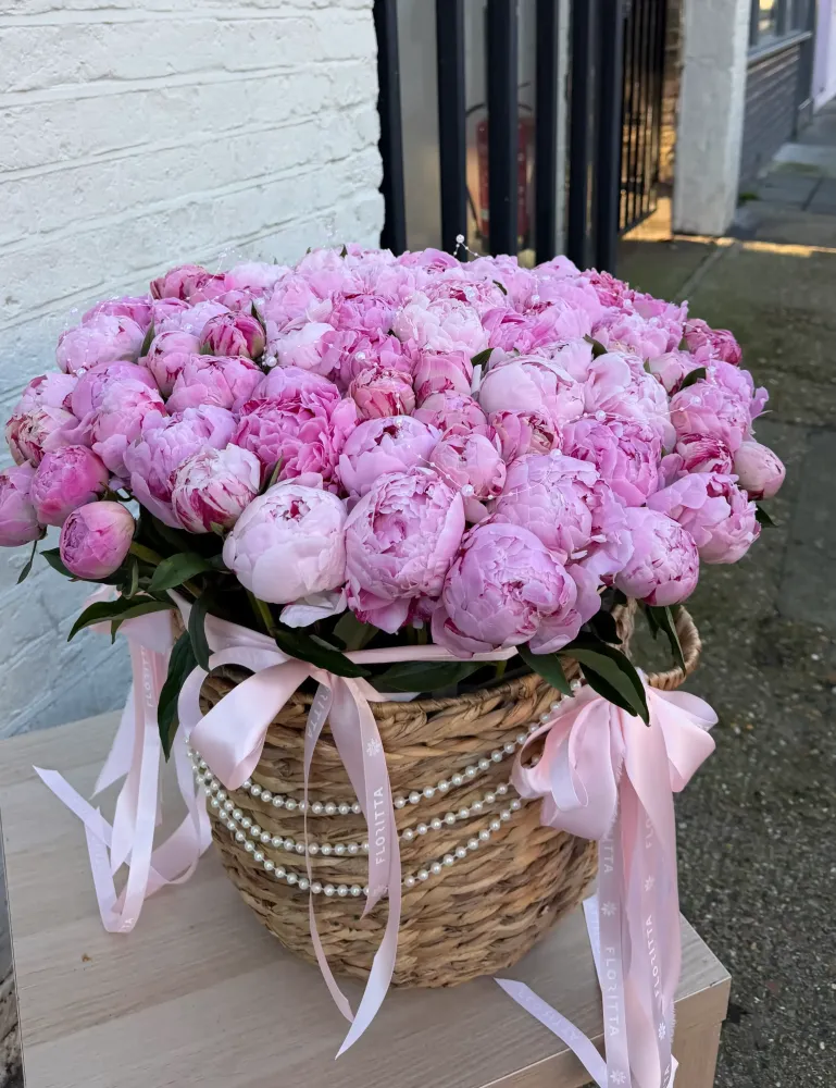 Luxurious pink peony arrangement in woven basket with pearls and ribbons — Floritta