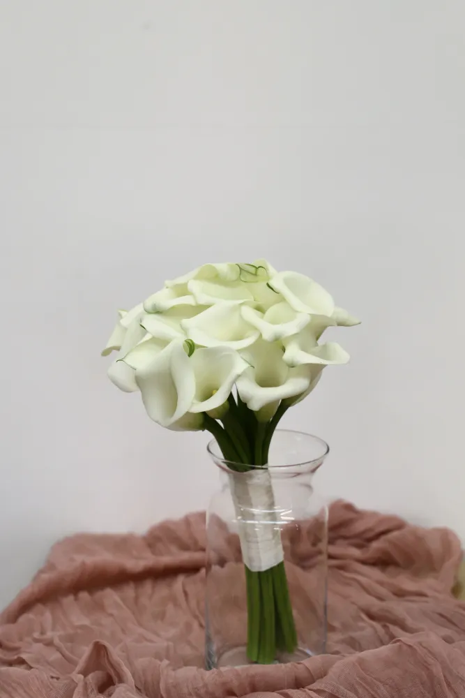 White calla lilies in clear glass vase with satin wrap — Floritta