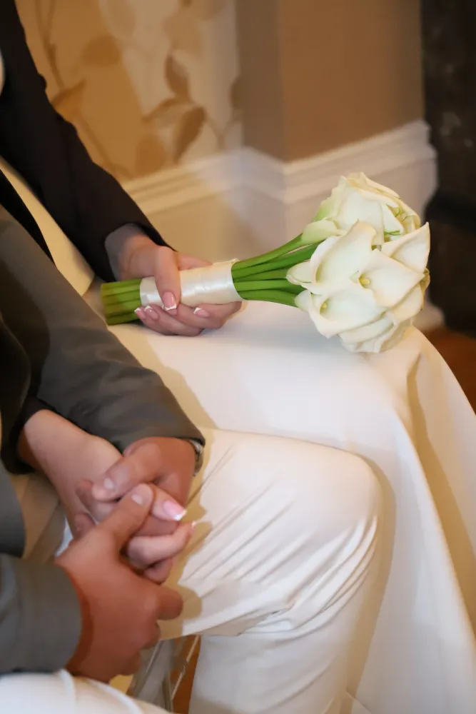 Bridal bouquet of white calla lilies with satin ribbon — Floritta