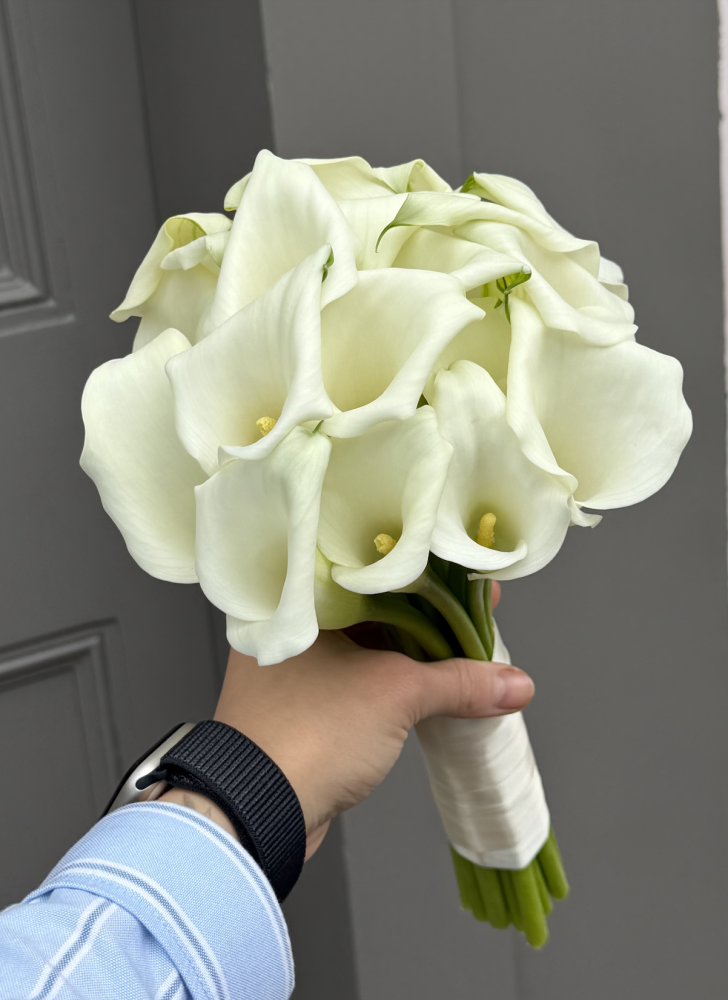 Elegant white calla lily wedding bouquet with satin wrap — Floritta