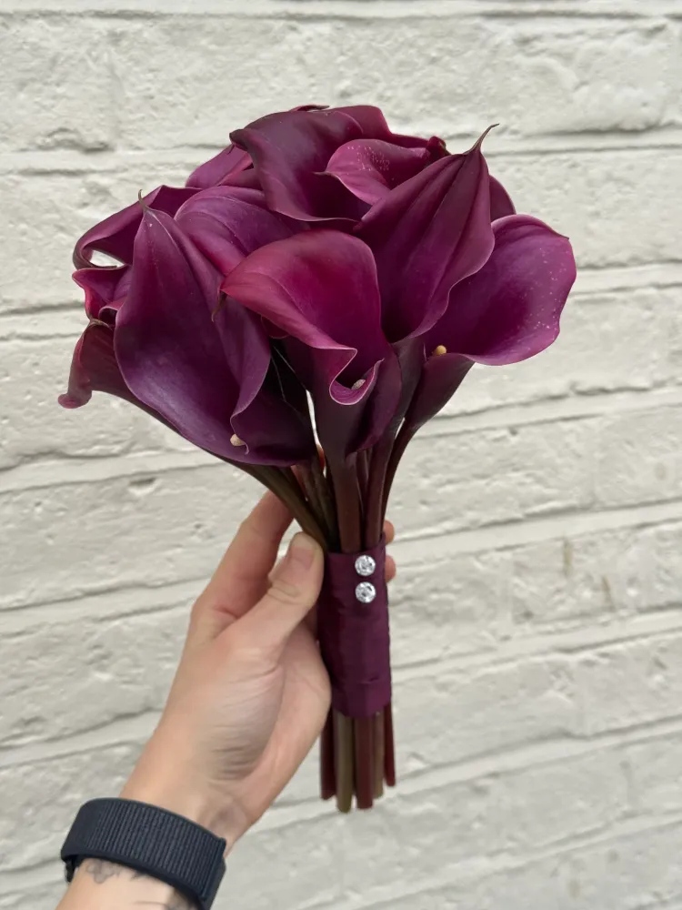 Deep burgundy calla lily bridal bouquet with satin wrap — Floritta