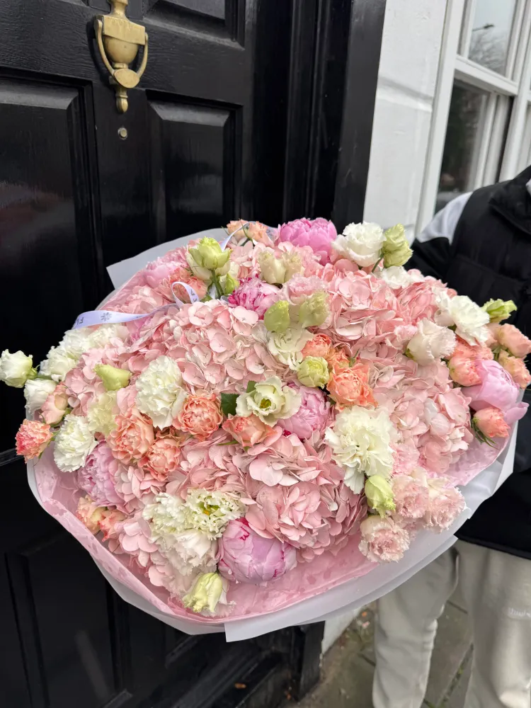 Luxurious bouquet of pink peonies, garden roses and carnations with green buds — Floritta
