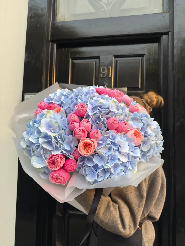 Luxe bouquet of blue and white hydrangeas with hot pink roses — Floritta