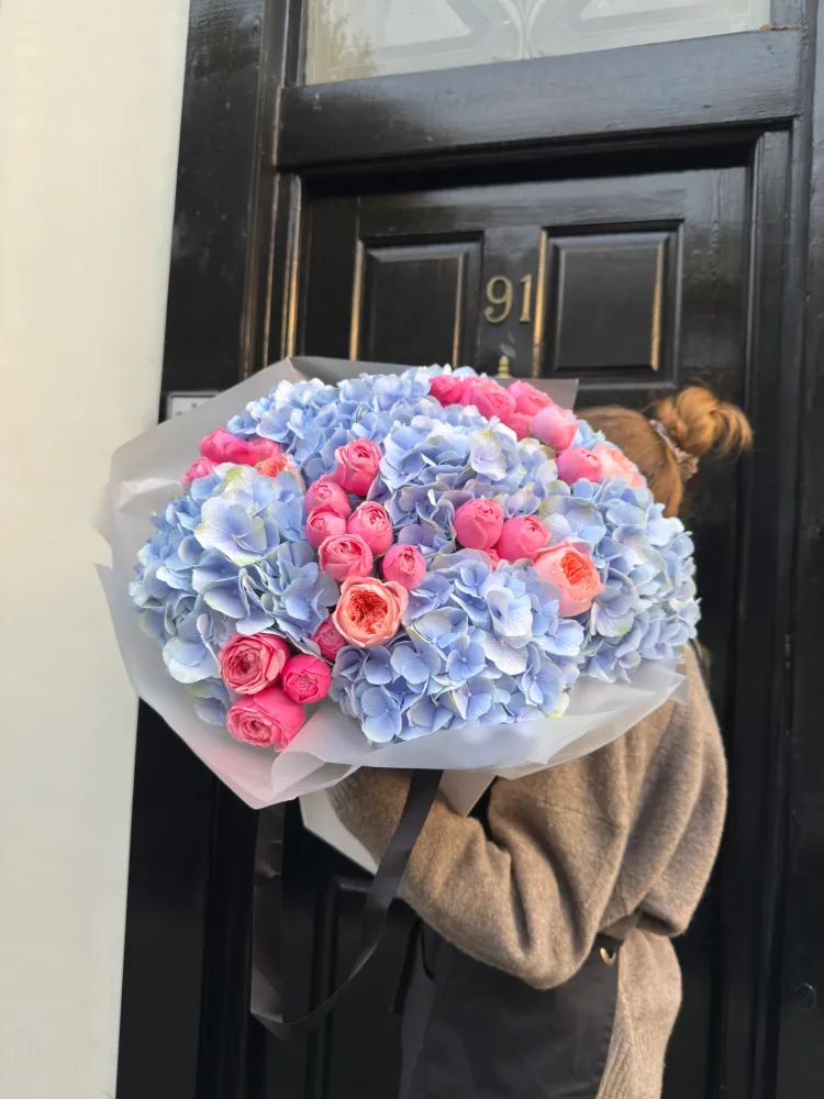 Bloomsbury blue affair (hydrangeas & spray roses)