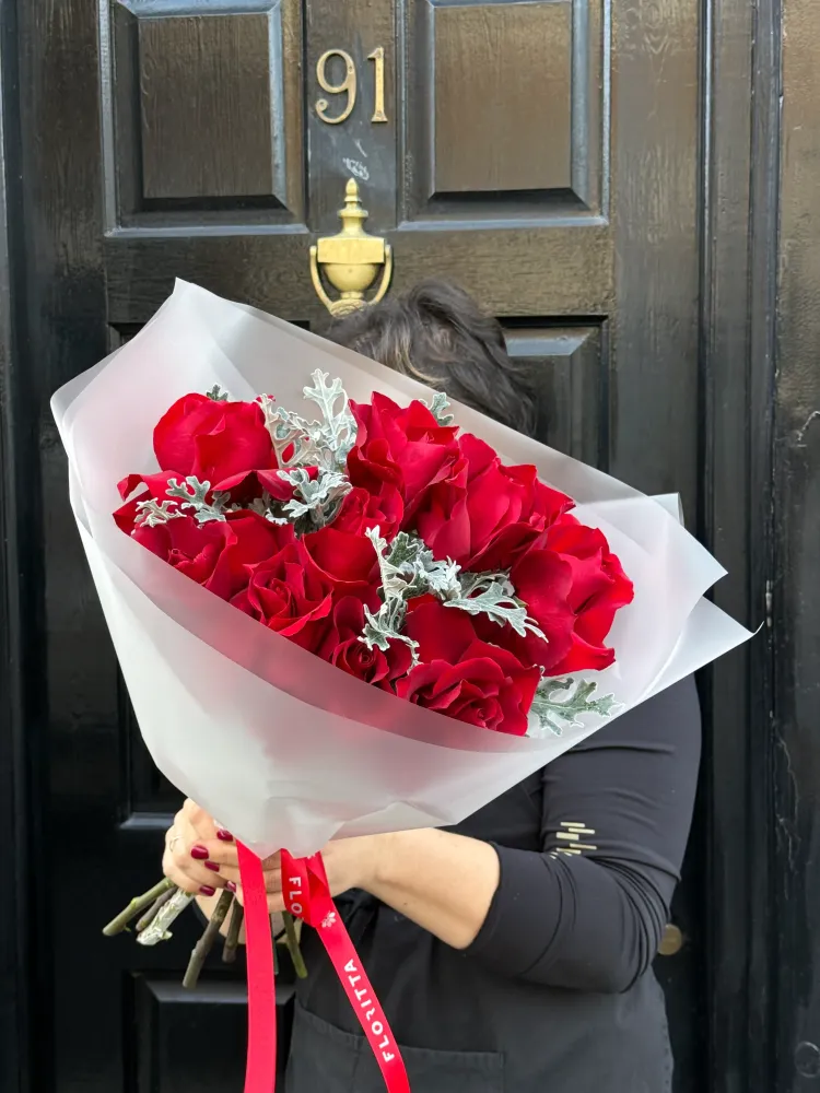 Luxury red rose hand-tied bouquet with dusty miller and silk wrap — Floritta