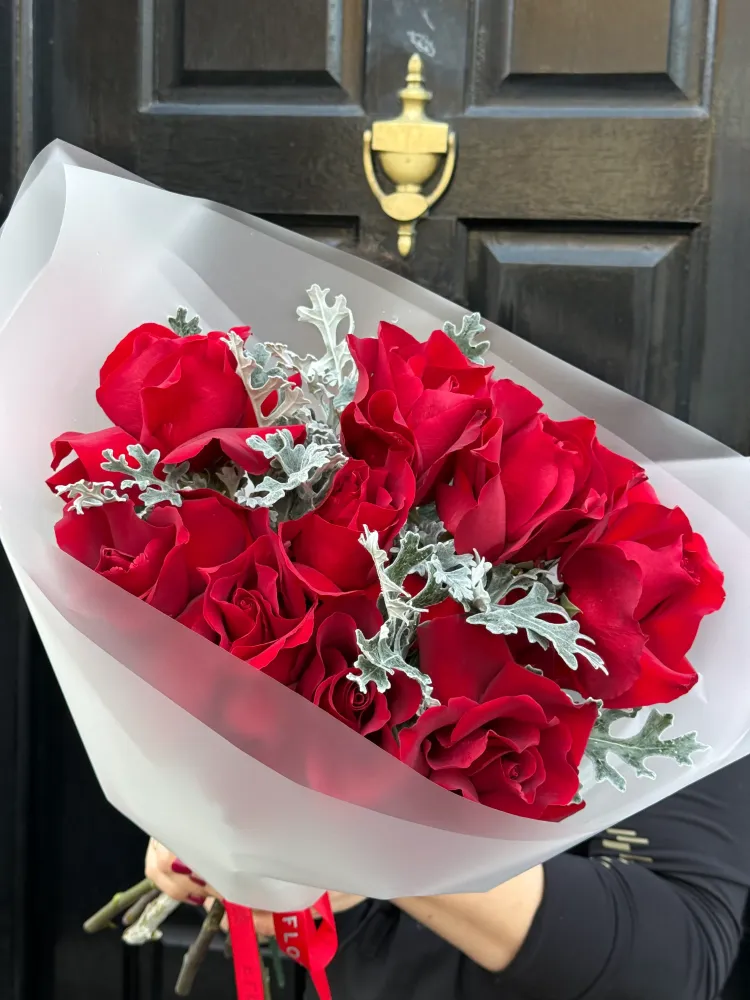 Soho scarlet ten (10 red french roses)