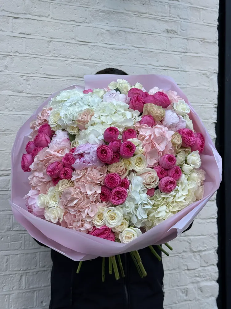Luxury bouquet of hot pink roses, hydrangeas and cream roses in pink wrap — Floritta