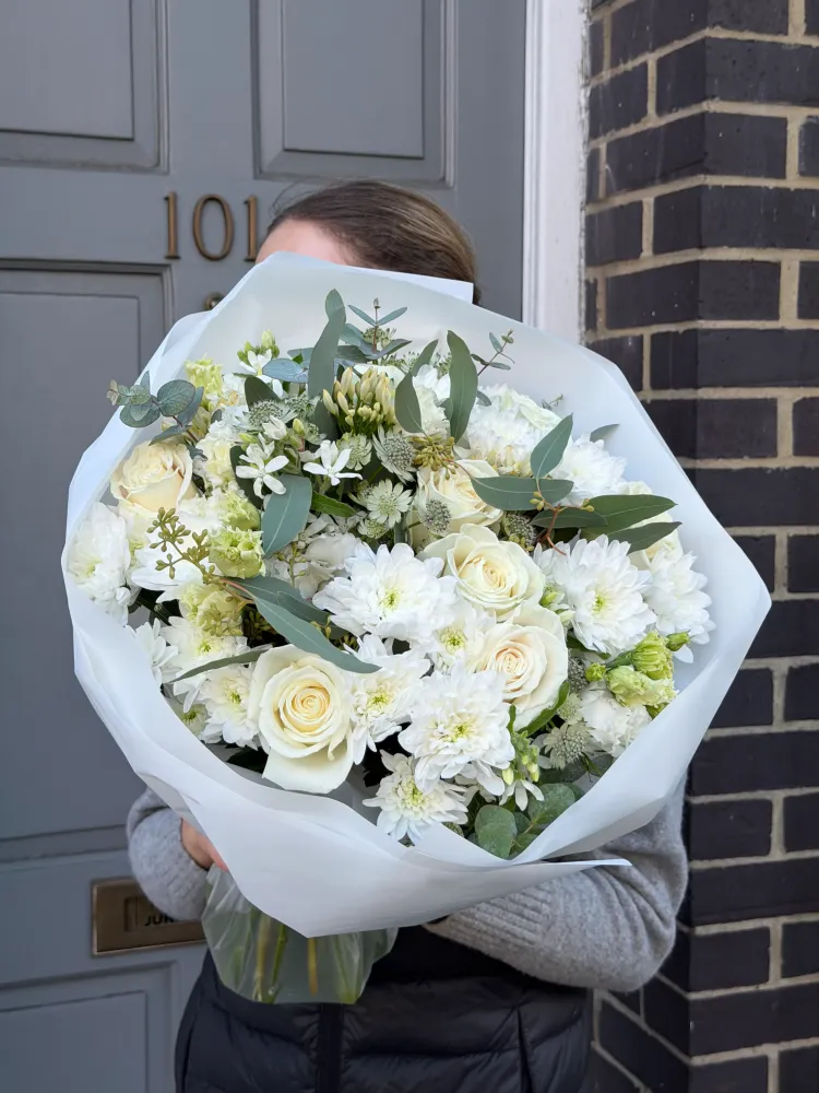 Cream roses, white dahlias and chrysanthemums with eucalyptus — Floritta