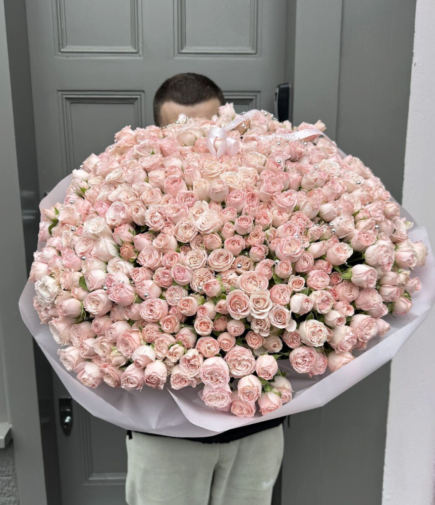 Lush blush garden roses and spray roses hand-tied bouquet — Floritta