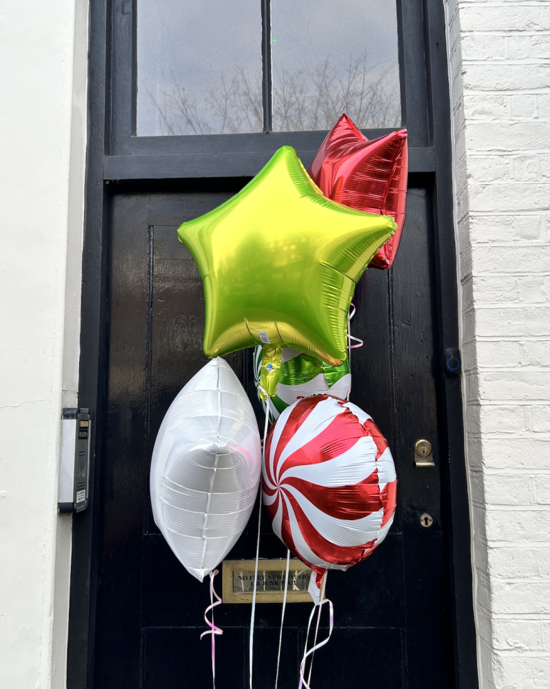 Festive balloon bouquet with lime green star, red and white balloons — Floritta