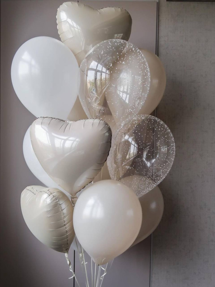 Luxe ivory and pearl balloon bouquet with sparkle details — Floritta