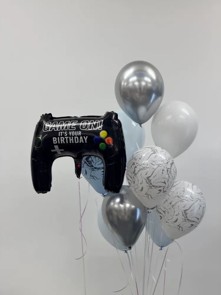 Gaming-themed birthday balloon bouquet with chrome silver and white balloons — Floritta