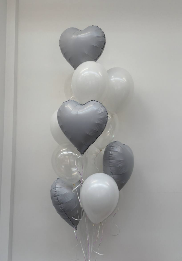 Grey and white heart-shaped balloon bouquet — Floritta