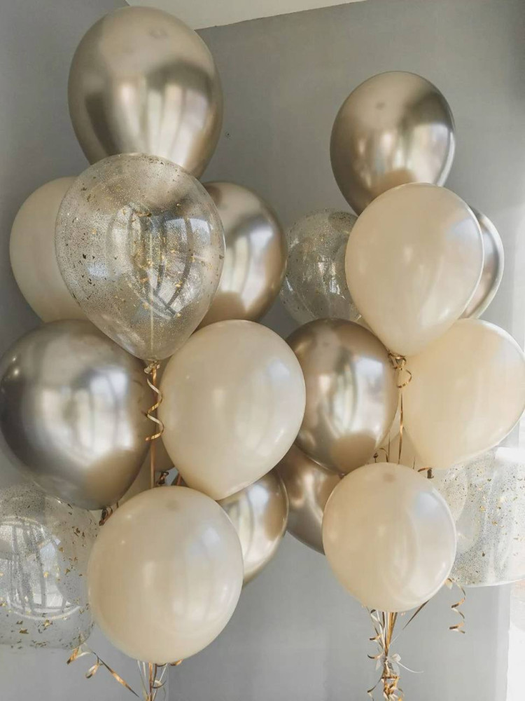 Metallic champagne and ivory balloon cluster with gold accents — Floritta