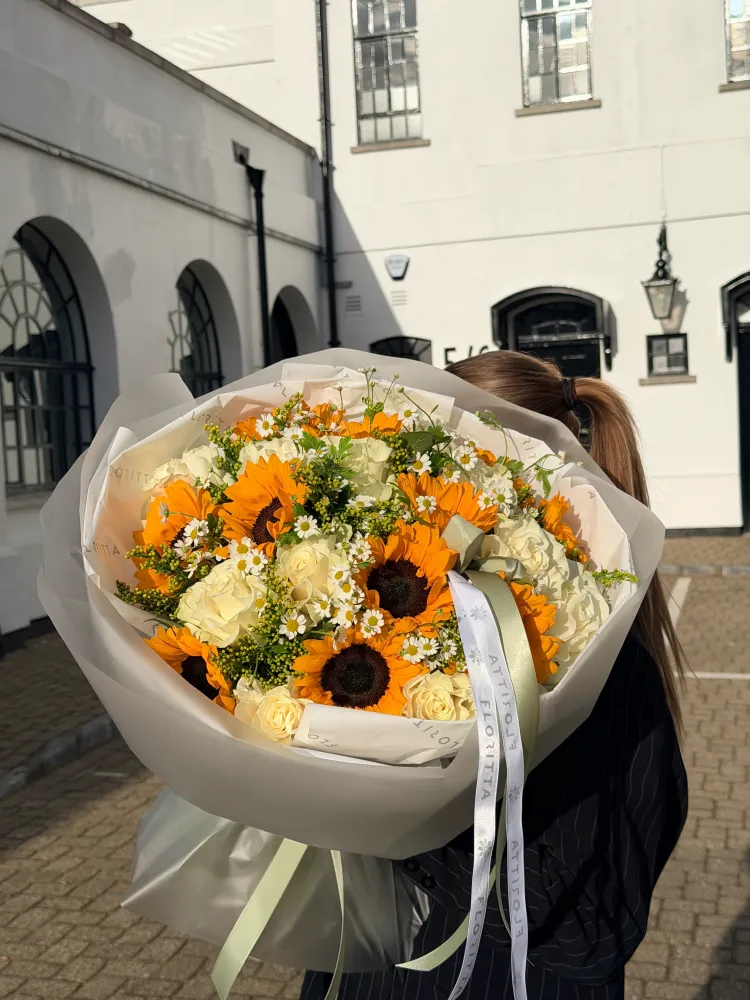 Sunflowers, roses and daisy wrapped bouquet in cream paper — Floritta